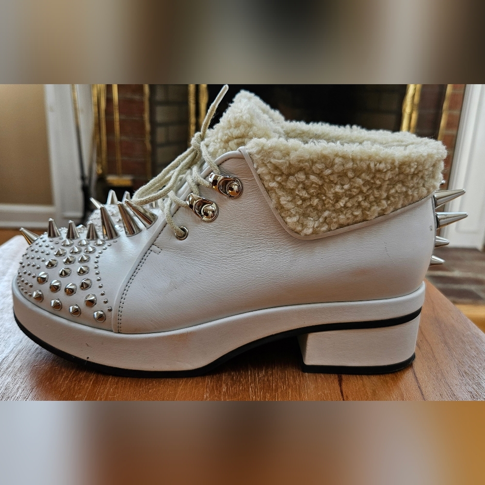 Gucci Size 35 White Victor Spiked Ankle Boots Faux Shearling